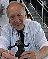 Tobin Bell mit Jigsaw-Actionfigur