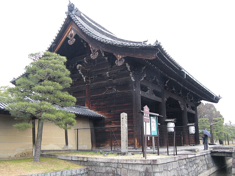 File:Toji-Nandaimon.jpg