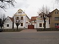 Čeština: Dům na návsi v Tuchořicích. Okres Louny, Česká republika. English: House at the village square in Tuchořice village, Louny District, Czech Republic.