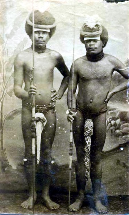 Tập_tin:Two_Kanak_(Canaque)_warriors_posing_with_penis_gourds_and_spears,_New_Caledonia.jpg