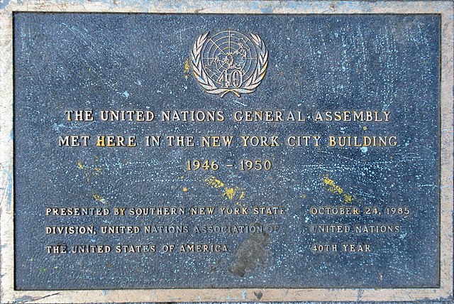 Plaque outside the museum commemorating the UN General Assembly meeting on the site from 1946 to 1950