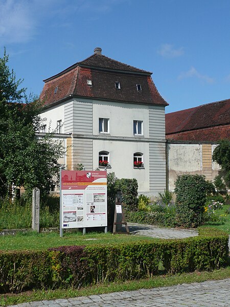 File:Unterschwaningen-Schloss-5.JPG