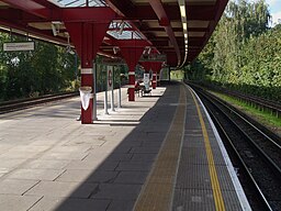 Upminster Bridge stn eastbound look west