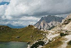 A Valparola-hágó a tengerszemmel. Háttérben a Cunturines-csúcs.