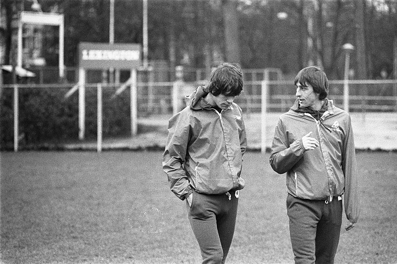 File:Vanochtend trainde Ajax met 2 nieuwe krachten, Wim Jansen als speler en Johan Cr, Bestanddeelnr 931-1772.jpg