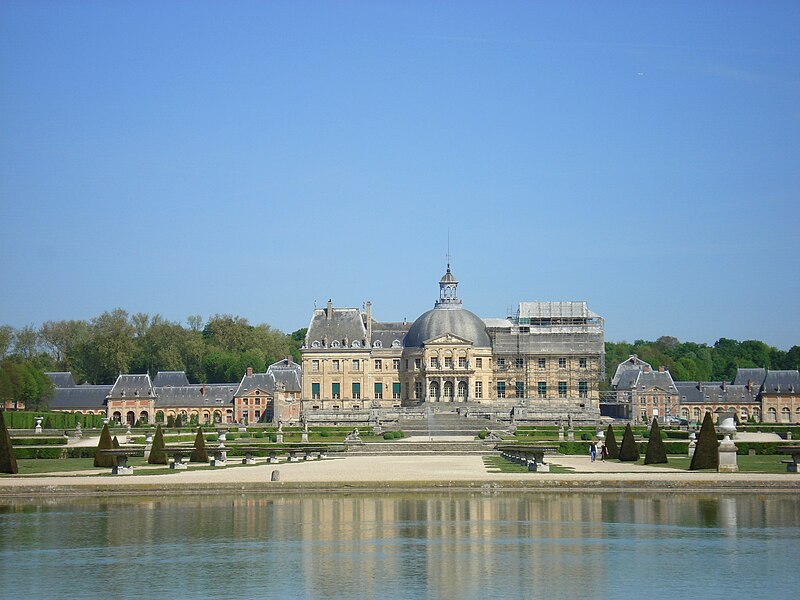 http://upload.wikimedia.org/wikipedia/commons/thumb/7/71/Vaux-le-Vicomte_09.jpg/800px-Vaux-le-Vicomte_09.jpg