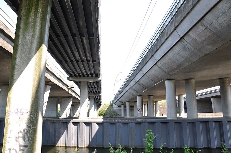 File:Verkeersbrug, fietsbrug, brug in de Betuweroute en de brug in de A15 over de Linge in Gorinchem (02).JPG