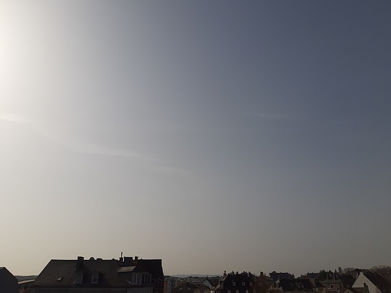 File:Viel Streulicht am Himmel wegen Saharastaub.jpg