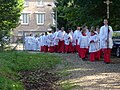 Katholieke processie met processiekruis voorop