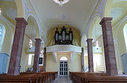 Vue intérieure de la nef vers la tribune d'orgue