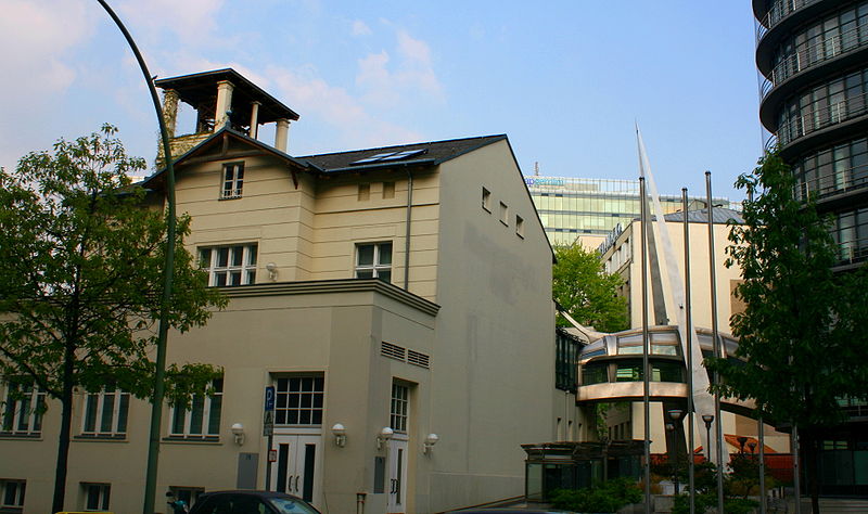 File:Villa Ilse Gebäudebrücke Phoenix Fasanenstraße Berlin.JPG