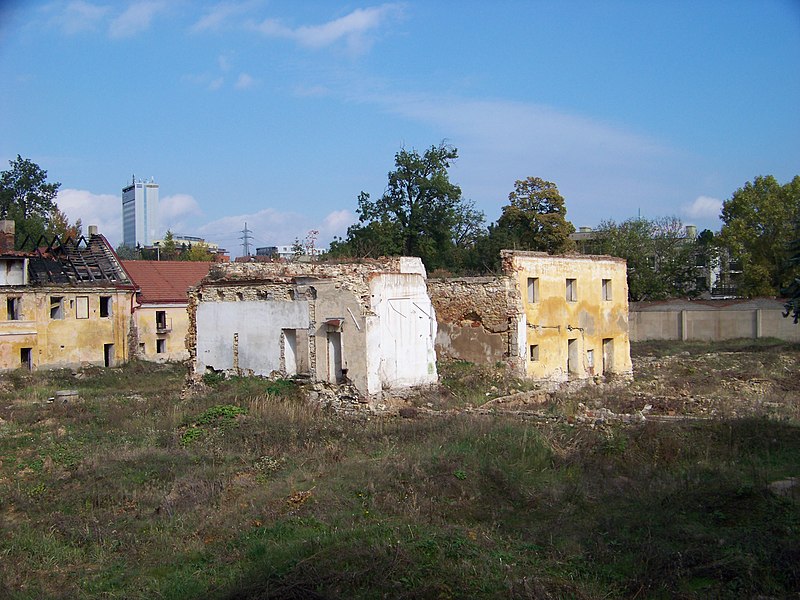 File:Vokovice, Ke dvoru čp. 17 a 18, zbytky hospodářských budov.jpg