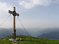 Gipfelkreuz mit Blick Richtung Süden ins Zillertal