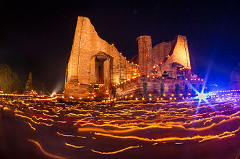 Candles lit up in an important religious ceremony at Wat Maheyong, Phra Nakhon Si Ayutthaya Province Photograph: Manoonp Licensing: CC-BY-SA-4.0