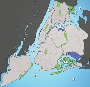 Die größten Wasserstraßen (hellblau) von New York City (hellgrau/grün/blau): 1: Hudson River, 2: East River, 3: Long Island Sound, 4: Newark Bay, 5: Upper Bay, 6: Lower Bay, 7: Jamaica Bay, 8: New York Bight (Nordatlantik)