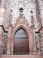 Vimperk nad jižním portálem gotického kostela Panny Marie v Hombergu (Hesensko)