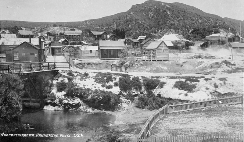 File:Whakarewarewa-1908-bw.png