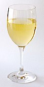 Vino blanco, elaborado a partir de uvas blancas o uvas tintas
