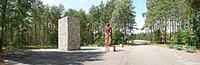 Památník v Sobiboru sestávající z kamenného kvádru a sochy. Stojí v řídkém lese.
