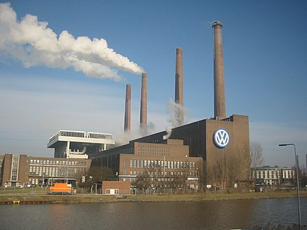 Usine Volkswagen arborant son logo.