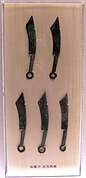 Piezas de bronce en forma de espada usadas como moneda. Estado Yan, Reinos Combatientes, China, siglo IV a. C. al siglo II a. C.