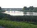 Most z linią kolejową nr 3 Warszawa Zachodnia-Kunowice nad wodami jeziora