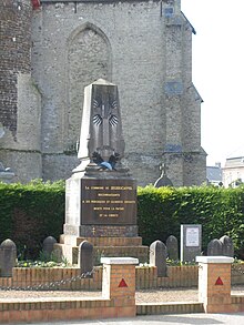 Gefallenendenkmal vor der Kirche