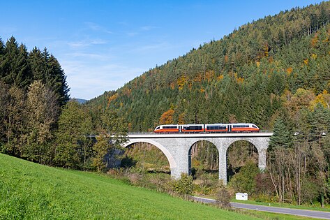 September Zug auf dem Ungarbach-Viadukt I bei Aspang. von Liberaler Humanist