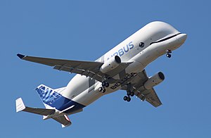 Airbus Beluga XL, bir havalimanından kalkıyor