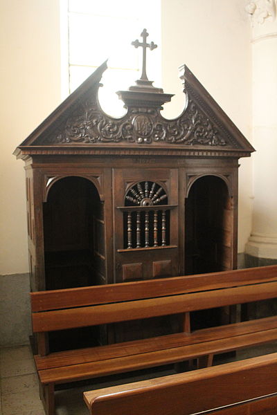 File:Église Sainte-Madeleine de la Haye-Pesnel - Confessional (deuxième).JPG