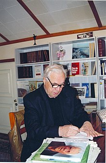 Виктор Астафьев работает в Библиотеке-музее. 2000 год