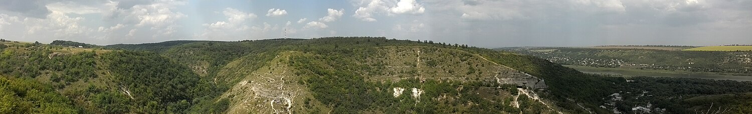 Панорама окрестностей монастыря. Скалистые вершины. Монастырь находится внизу. Вид на север.