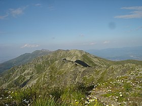 Главниот срт на Шар Планина кој се протега во североисточен правец од Љуботен (најназад), Пирибег, Езерски Врв, Чаушица и Пескови, сликано од Бистрица (Гужбаба) или Елема