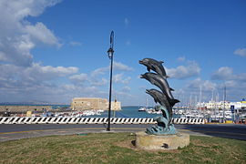 イラクリオンの港近くにあるイルカ像