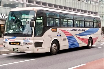 2.バスタ新宿前を走行する新宿土気線