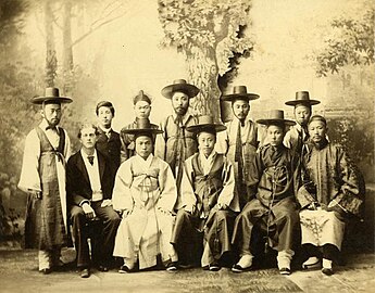 Members of the mission.
From left, top row: Hyon, Miyaoka, Yu, Ch'oe, Ko, Pyon.
Bottom row: Lowell, Hong, Min, Soh, Wu. (1883) bobingsa ilhaeng.jpg