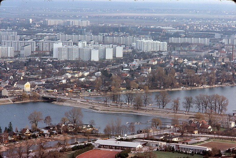 File:020R03240176 Von Donauturm, Wagramerstrasse, Kagraner Brücke, Alte Donau 14.01.1976.jpg