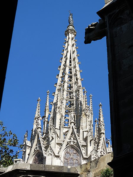 File:107 Catedral de Barcelona, l'agulla del cimbori vista des del claustre.jpg