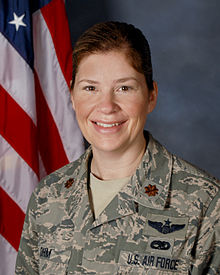 110922-F-ZD840-0111 Rebecca Ohm, zapovjednica 180. eskadrile za održavanje zrakoplova i prvog ženskog pilota F-16 u Ohiju.jpg