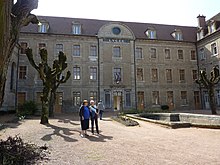 Le lycée Bonaparte d'Autun. La cour.