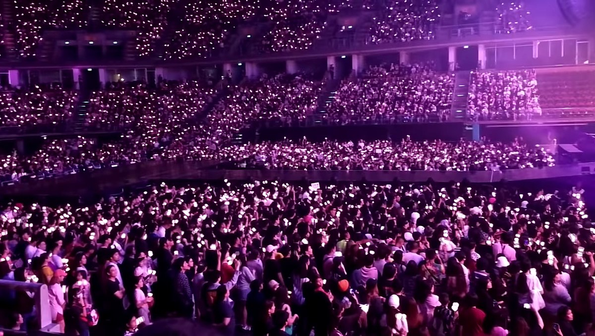 https://upload.wikimedia.org/wikipedia/commons/thumb/7/72/190112_BLINK_%27Pink_Ocean%27_during_Blackpink_in_Your_Area_tour_in_Thailand.jpg/1200px-190112_BLINK_%27Pink_Ocean%27_during_Blackpink_in_Your_Area_tour_in_Thailand.jpg