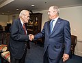 Ikääntynyt Rumsfeld tapaa ikääntyneen Bushin vuonna 2019