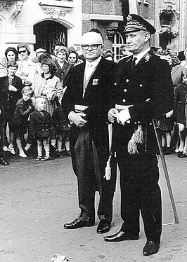 Burgemeester Bruynincx en politiecommissaris Henri Hillewaert op de Grote Markt te Dendermonde in juni 1966.