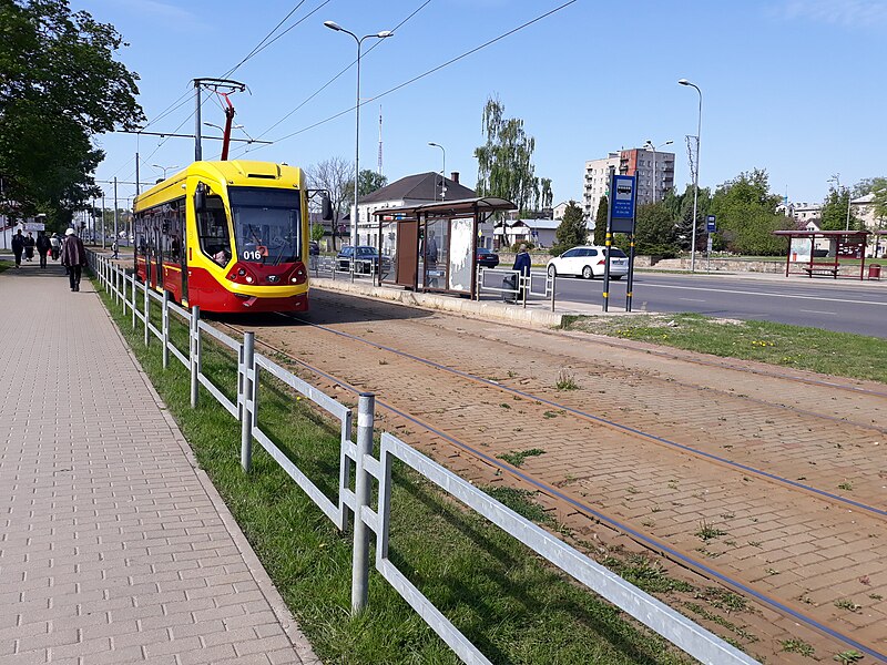 File:2. tramvajs uz 18. novembra ielas.jpg