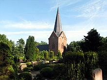 2009-05-31 Kirche Drelsdorf mit dem umgebenden Kirchhof.JPG