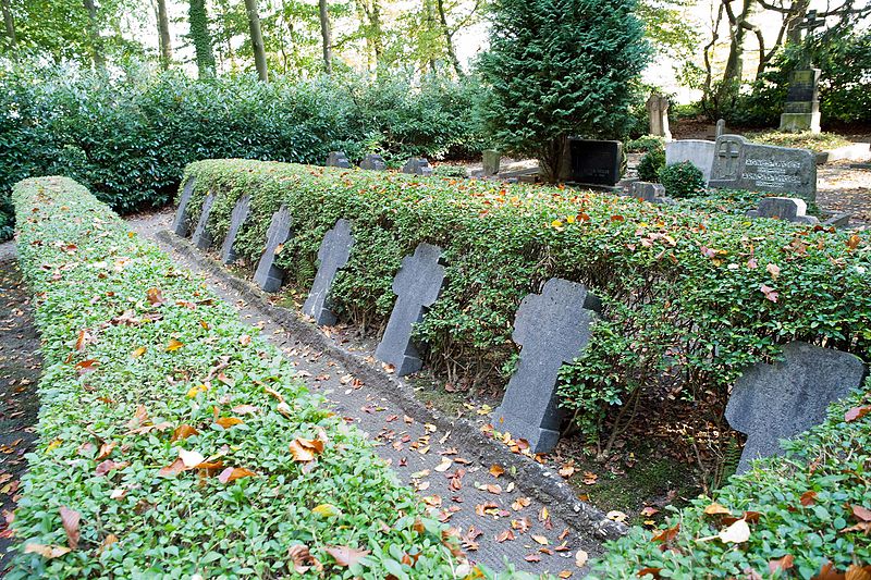 File:2013 10 22 Friedhof Campus Fichtenhain.jpg