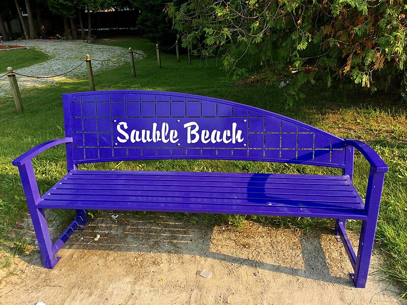 File:20150704 - 102 - Sauble Beach, Ont. - Eye-Catching Seating.jpg