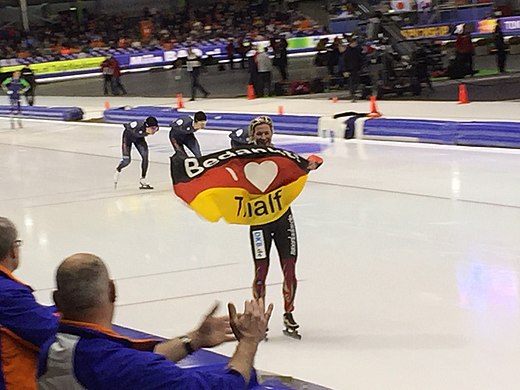 Pechstein met tekst op vlag: "Bedankt! I Love Thialf" op 13 februari 2015 tijdens het WK afstanden