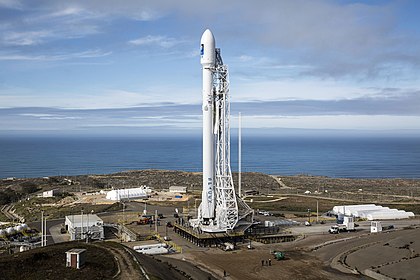 Foguete Falcon 9 na plataforma de lançamento da Base da Força Aérea de Vandenberg em 16 de janeiro de 2016, um dia antes do lançamento do satélite Jason-3. (definição 3 000 × 2 000)