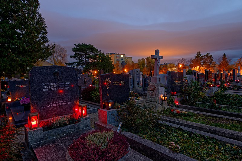 File:20171101 Romantikerfriedhof Maria Enzersdorf 850 3812 DxO.jpg